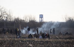 اشتباكات بين الشرطة واللاجئين القادمين من تركيا عند حدود اليونان

