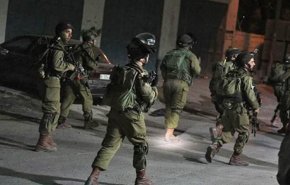 قوات الاحتلال تعتقل عددا من الفلسطينيين في الضفة