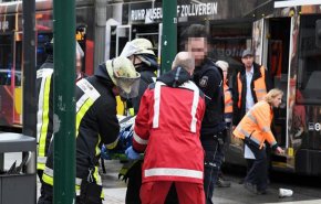 عجوز تصيب 11 شخصا دهسا بعد ترجلهم في محطة مترو 