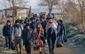 المهاجرون يواصلون مسيرهم من تركيا باتجاه الحدود اليونانية
