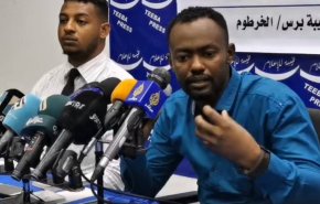 شاهد..سودانيون يلاحقون 