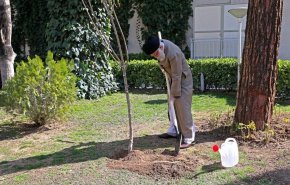 قائد الثورة الإسلامية يغرس شتلة بمناسبة يوم الشجرة