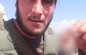 شاهد: وحوش بشرية في إدلب تمثّل بجثة طيار سوري
