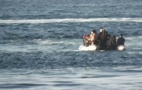 شاهد.. خفر السواحل يهاجم قارب لاجئين قرب اليونان