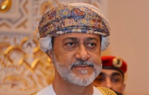 سلطان عمان يلتقي اميرا سعوديا