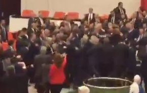  درگیری در صحن پارلمان ترکیه + فیلم