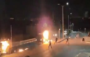 شاهد..لحظة استهداف قوات الاحتلال بالزجاجات الحارقة