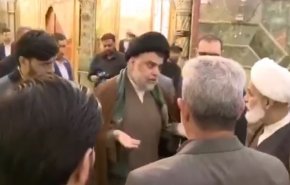 شاهد: زعيم التيار الصدري يزور مرقد الامام علي (ع)