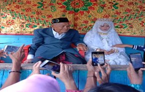بالفيديو.. إندونيسي بعمر الـ103 يتزوج شابة فى الـ27