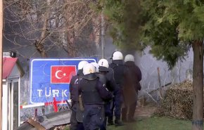 اشتباكات عنيفة بين الشرطة اليونانية والمهاجرين