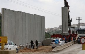 رژیم صهیونیستی در جنوب شرقی شهر قدس دیوار بتونی احداث می‌کند