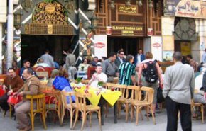 مصر تغلق المقاهي والمراكز التجارية والأندية الرياضية ليلا