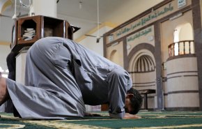 مصر تغلق 4 مساجد وتحسم الجدل حول فرض حظر التجول 