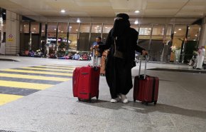 شاهد سعوديون عالقون بالمطار... ما معنا فلوس 