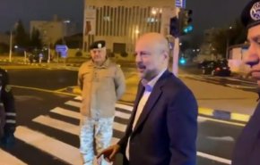 شاهد... رئيس الوزراء الأردني يتفقد الشوارع الأردنية بعد قرار حظر التجول