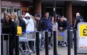 انتقاد مقامات انگلیسی از هجوم مردم به فروشگاه‌ها
