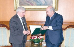 الرئيس الجزائرى يتسلم المشروع التمهيدي للتعديلات الدستورية
