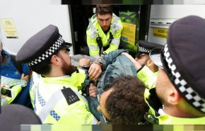 نافرمانی مدنی در انگلیس/ پلیس برای نظارت بر مقررات منع آمد و شد به میدان آمد