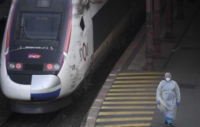 فرنسا تجري أول عملية إجلاء لمرضى كورونا بالقطار السريع

