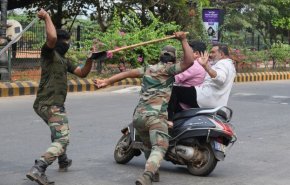 پلیس هند نقض کنندگان مقررات مقابله با کرونا را مورد ضرب و شتم قرار می دهد