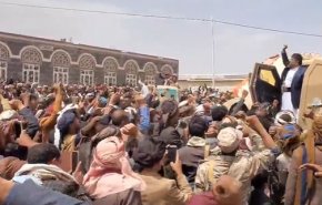 استقبال پرشور مردم صنعا از 'محمدعلی الحوثی' پس از ورود با خودروی نظامی سعودی + ویدئو