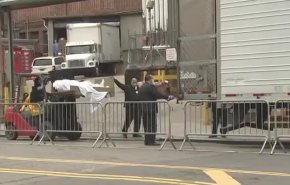 شاهد.. شاحنات تبريد أمام المارة بنيويورك لجثث ضحايا كورونا
