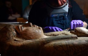 بالصور.. اكتشاف لوحات داخل نعش مومياء تم فتحه منذ قرن لمصرية عمرها 3 الاف عام