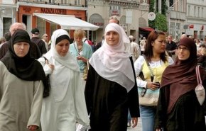 شور و شوق مسلمانان در آلمان پس از پخش صدای اذان از بلندگوهای مسجدی در برلین