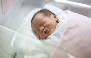 ولادة الطفل الـ22 لأكبر عائلة بريطانية وسط الحجر الصحي