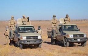 موريتانيا توقف 7 مهربين وتحرق شحنة مخدرات