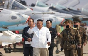 زعيم كوريا الشمالية يتفقد وحدة للدفاع الجوى وسط أزمة كورونا