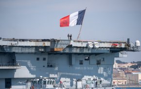 فرنسا تحجر على طاقمي «شارل ديغول» وفرقاطة مرافقة لها
