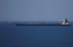 عمليات التجارة البحرية البريطانية: مسلحون يعتلون سطح سفينة في خليج عمان