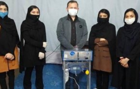 شاهد... فتيات أفغانستان يعكفن على صنع جهاز للتنفس 