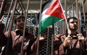 الأسرى الفلسطينيون يواجهون السجان و