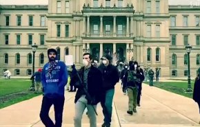 مسلحون يجتاحون شوارع ميشيغان لإعادة فتح الولاية! + فيديو