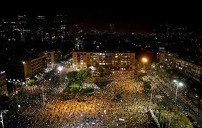 احتجاج بالآلاف في تل أبيب ضد سياسة نتنياهو بالرغم من قيود كورونا