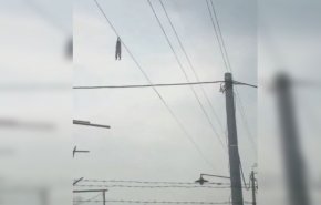 بالفيديو.. طفل معلق بسلك الكهرباء على ارتفاع 15 مترا