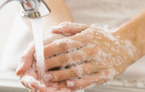 طبيبة روسية تحذر من خطورة الإفراط في غسل اليدين بالصابون والمطهرات

