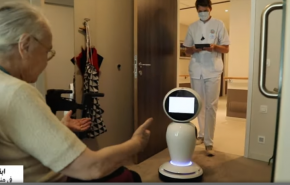روبوتات تحل مكان البشر لتسلية المسنين أثناء الحجر الصحي