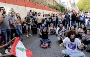 اعتصام أمام مصرف لبنان بعد ارتفاع غير مسبوق بسعر الصرف الدولار 