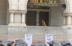 تجمع آمریکایی ها مقابل هتل ترامپ در اعتراض به نحوه مدیریت بحران کرونا
