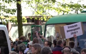 تظاهرات مردم آلمان علیه ادامه محدودیت‌ها به دلیل کرونا
