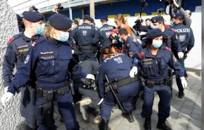 تظاهرات آلمانی‌ها و اتریشی‌ها علیه قرنطینه؛ 100 نفر دستگیر شدند + عکس