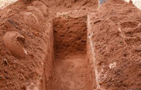 نجت بأعجوبة من الموت عقب دفنها في قبر!