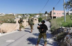 قوات الإحتلال ومستوطنون يقتحمون عدة بلدات في الضفة الغربية