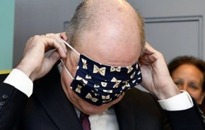 شاهد.. بسبب ارتداء الكمامة الطبية وزير بلجيكي يتعرض للسخرية