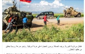 سنگ‌پرانی کودکان سوری به سمت خودروهای زرهی آمریکایی‌ها