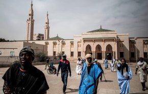 الموريتانيون يتقاطرون على المساجد بعد تخفيف تدابير العزل
