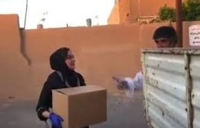 شاهد..مصارعتان ايرانيتان توزعان المساعدات على الفقراء
